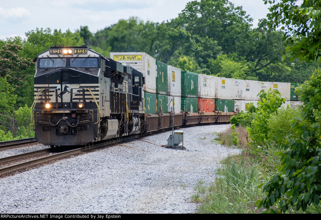 NS 8124 rounds the bend at Wauhatchie Pike